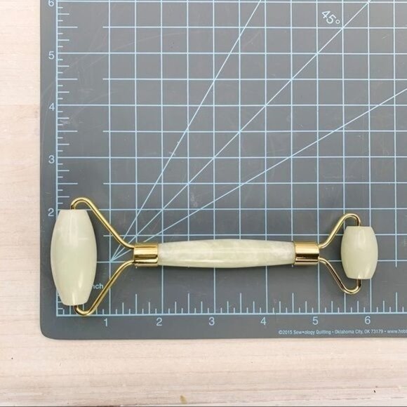 Jade Crystal Roller/Massager for Face, Eyes & Neck - Picture 7 of 8